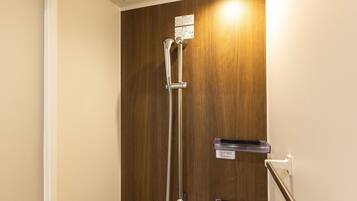 Une porte en bois avec une poignée en métal et une enseigne au-dessus.