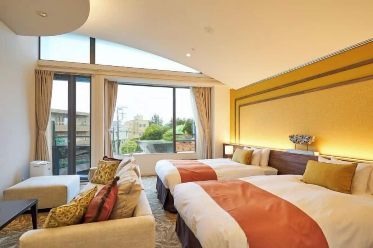 In-room safe, soundproofing, free WiFi, bed sheets