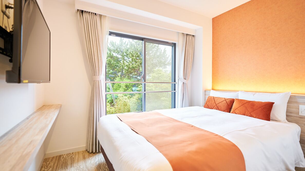 In-room safe, soundproofing, free WiFi, bed sheets