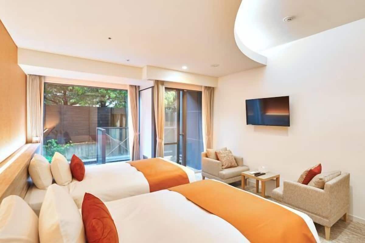In-room safe, soundproofing, free WiFi, bed sheets