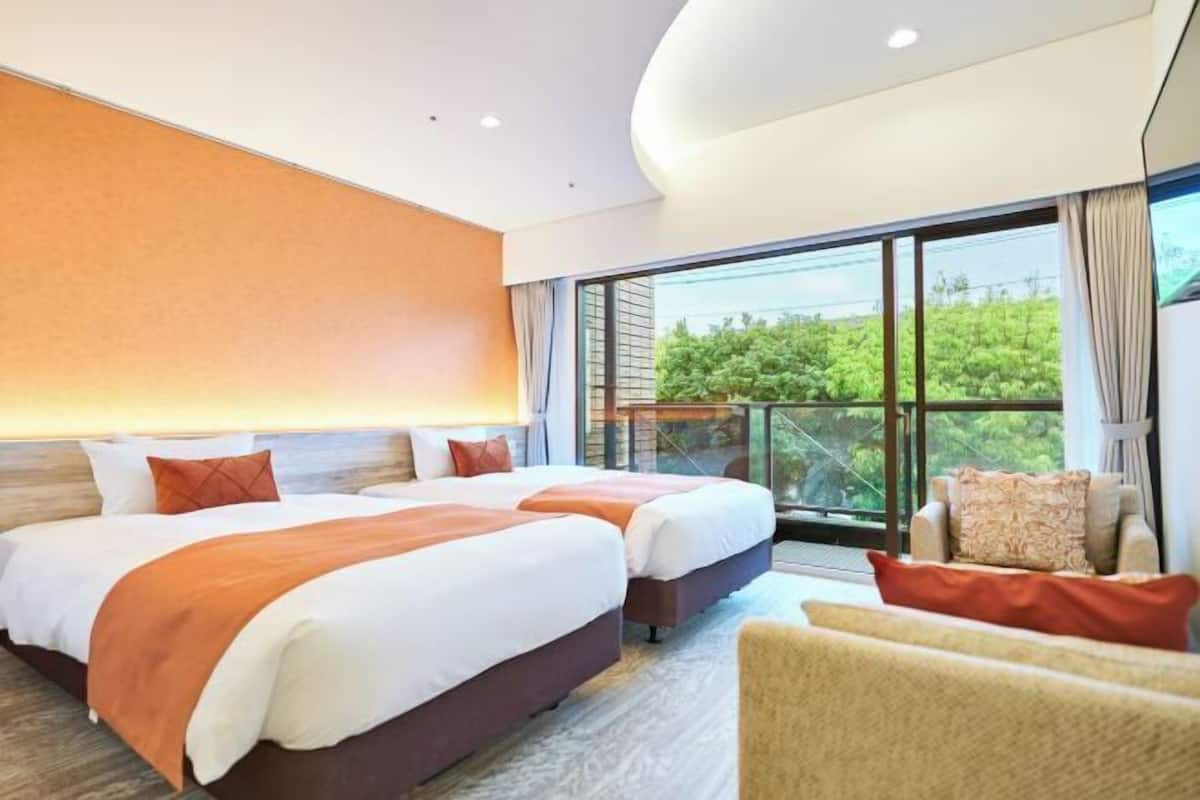 In-room safe, soundproofing, free WiFi, bed sheets