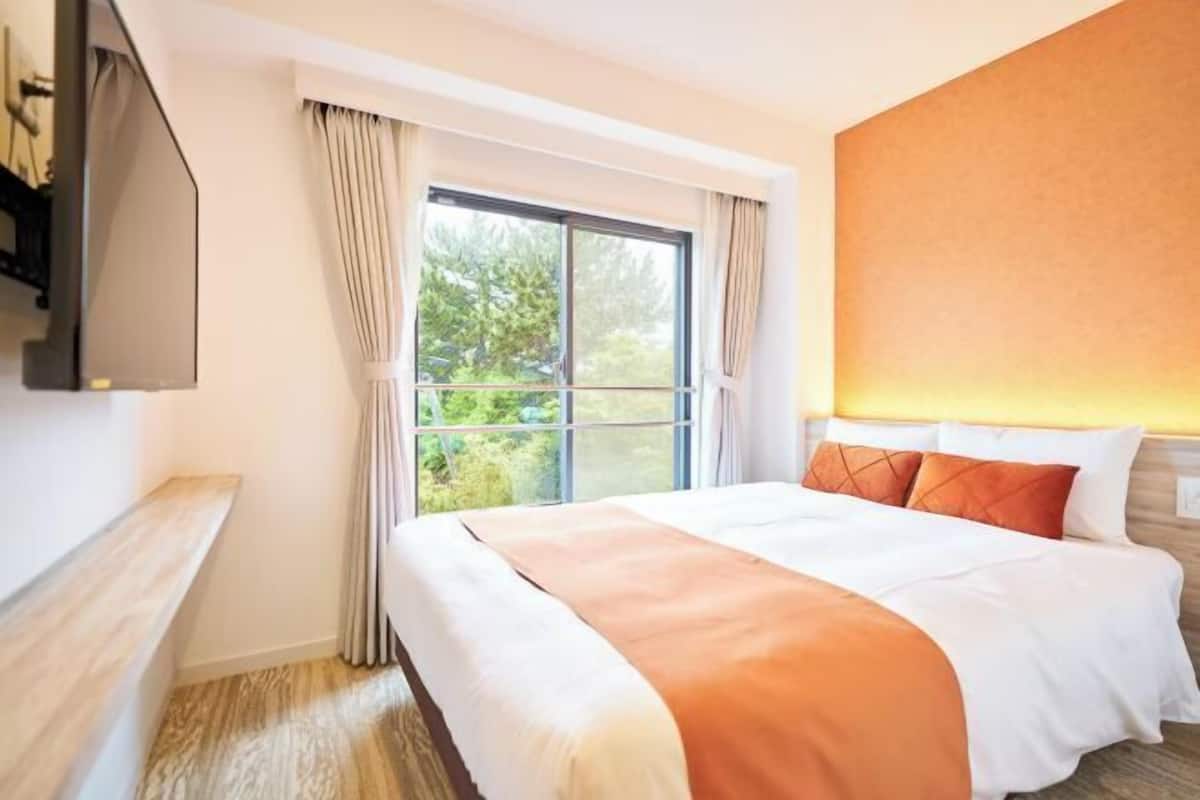 In-room safe, soundproofing, free WiFi, bed sheets