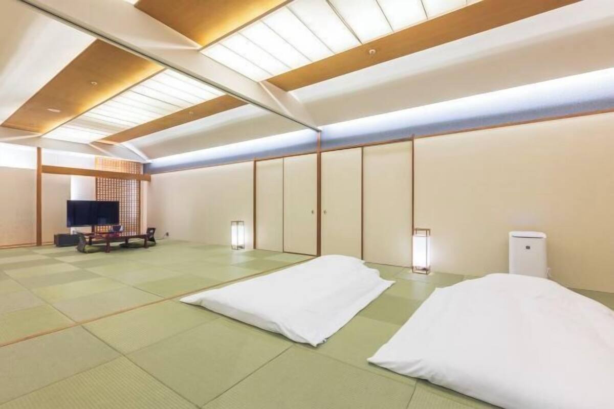 In-room safe, soundproofing, free WiFi, bed sheets