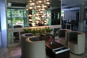 Lobby sitting area - Garden Paradise Hotel & Serviced Apartment (Pattaya)