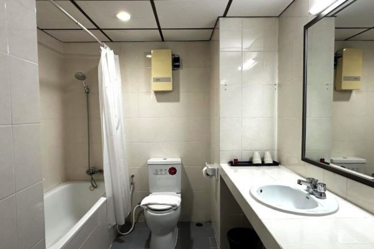 Une salle de bain moderne avec une baignoire, des toilettes et un lavabo.