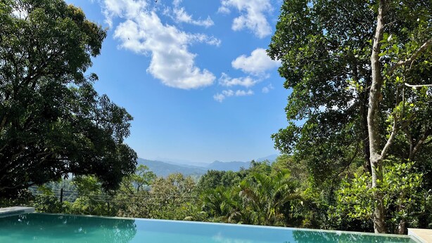 Une piscine offrant une vue dégagée sur les montagnes en arrière-plan.