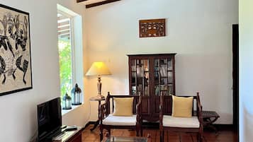 32-Zoll-LED-Fernseher mit Satellitenempfang, Fernseher, DVD-Player