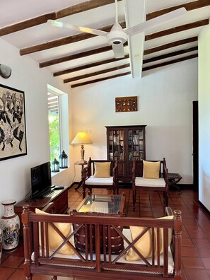 TV LED 32 polegadas com canais via satélite, TV, DVD player