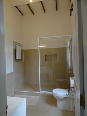 Deluxe Villa, 4 Bedrooms, Mountain View | Bathroom - Amandari Holiday Villa (Kandy)