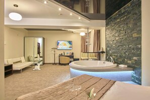 Suite | Premium bedding, minibar, in-room safe, desk