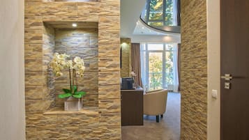 Junior Suite, Balcony | 1 bilik tidur, peralatan tempat tidur premium, bar mini