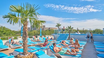 Una piscina cubierta, una piscina al aire libre de temporada, tumbonas