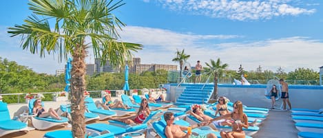 Una piscina cubierta, una piscina al aire libre de temporada, tumbonas