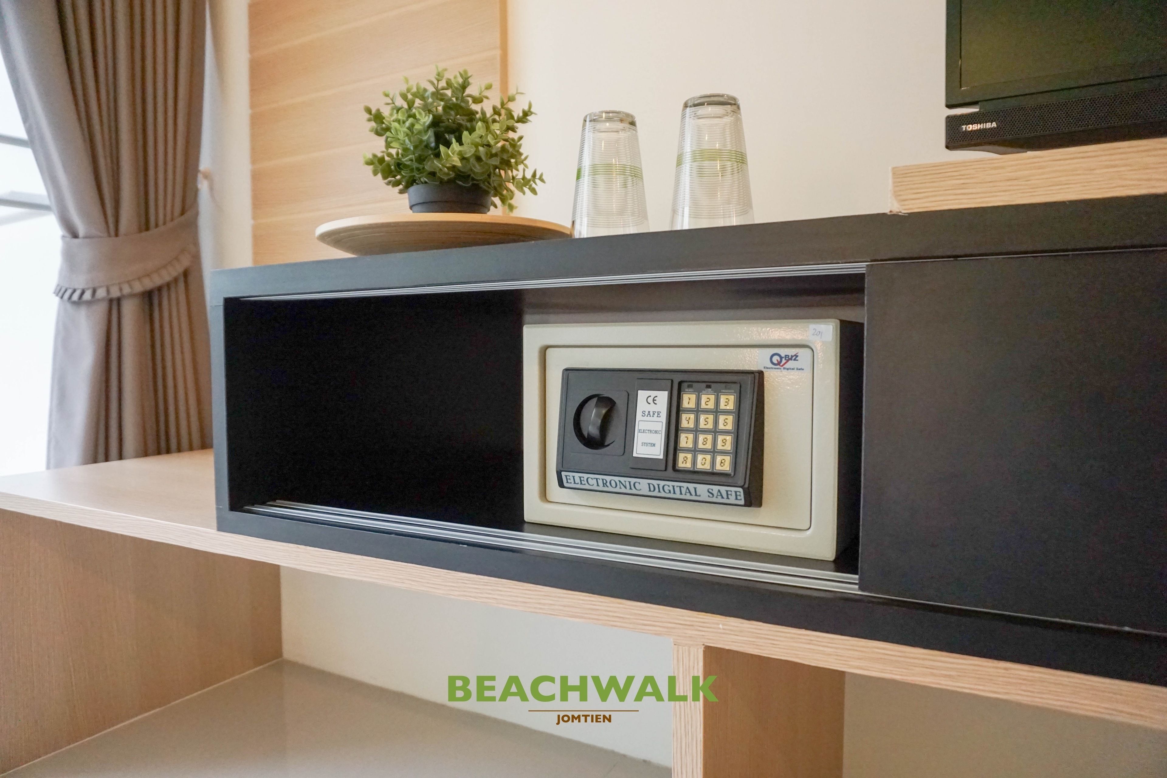 deluxe twin room, balcony | safe