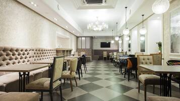 Free daily cooked-to-order breakfast