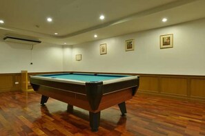 A pool table in a room with wooden flooring and recessed lighting. - Icheck Inn Residence Sukhumvit 1 (Bangkok)