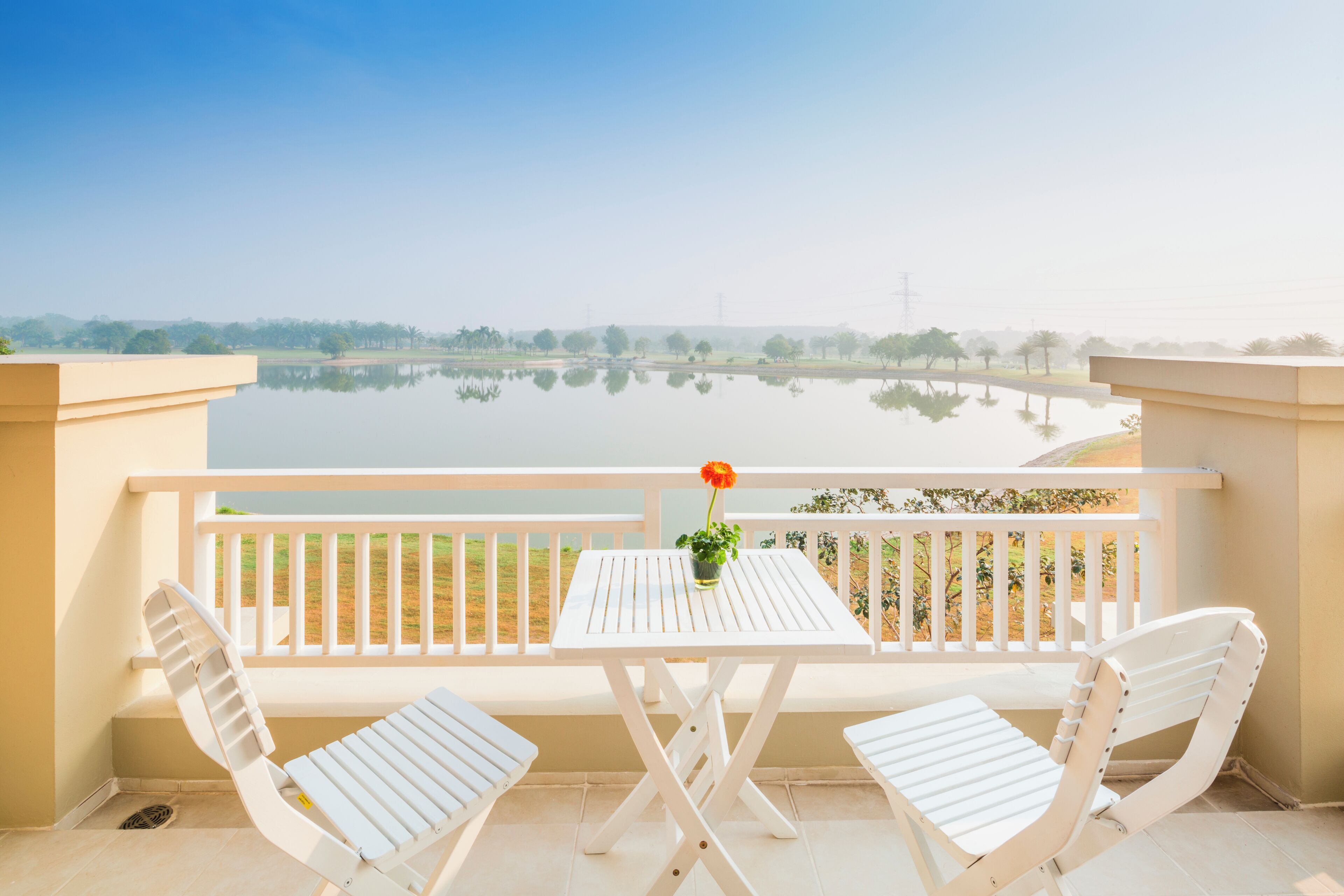 3 restaurants, breakfast, lunch, dinner served; international cuisine 