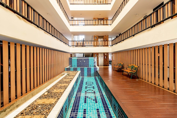 Alberca techada y alberca al aire libre