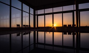 Indoor pool, sun loungers - Hotel Dolphin (Senec)