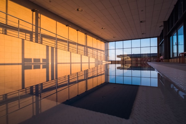 Indoor pool, sun loungers