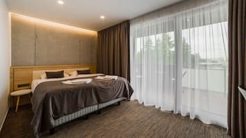 Double Deluxe with pool access | 迷你吧、客房內保險箱、書桌、折疊床/加床