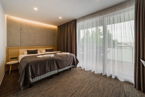 Double Deluxe with pool access | Minibar, una cassaforte in camera, una scrivania