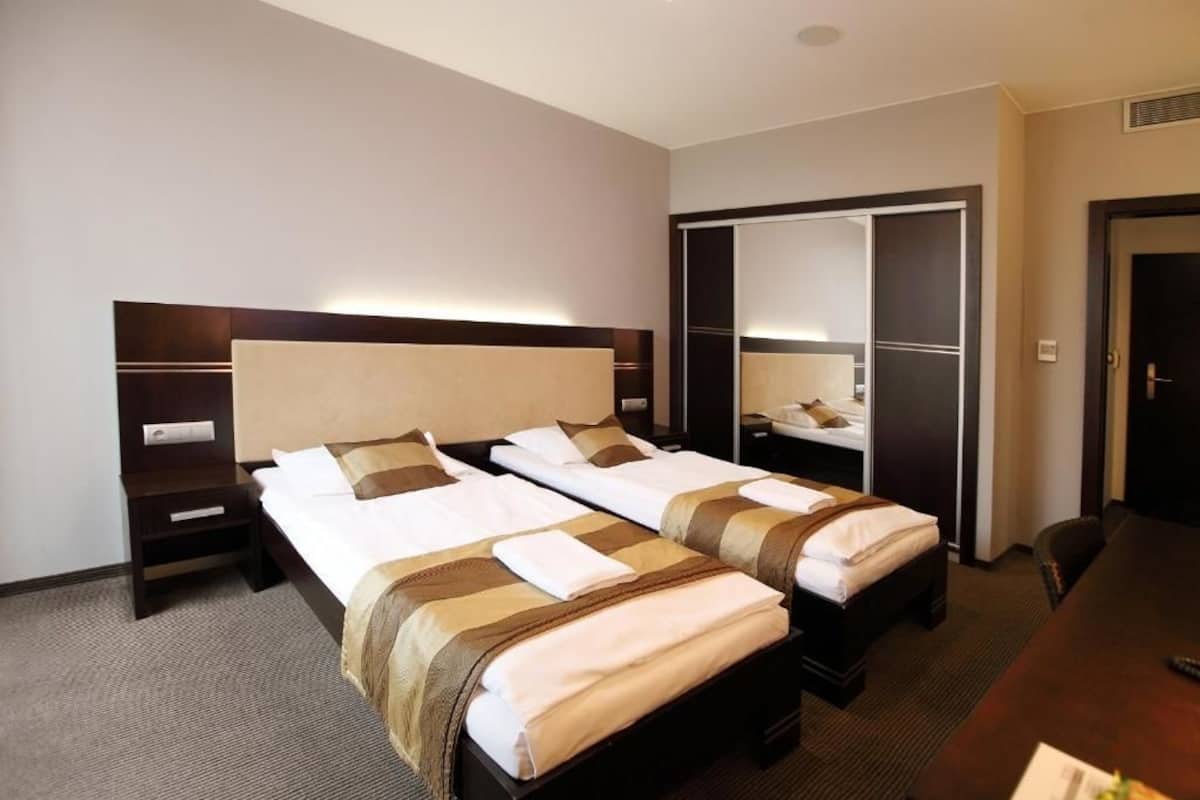 Apartment Exclusive with pool access | Minibar, in-room safe, desk, rollaway beds