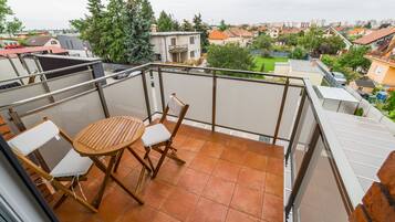 Minibar, caja fuerte, escritorio y camas supletorias