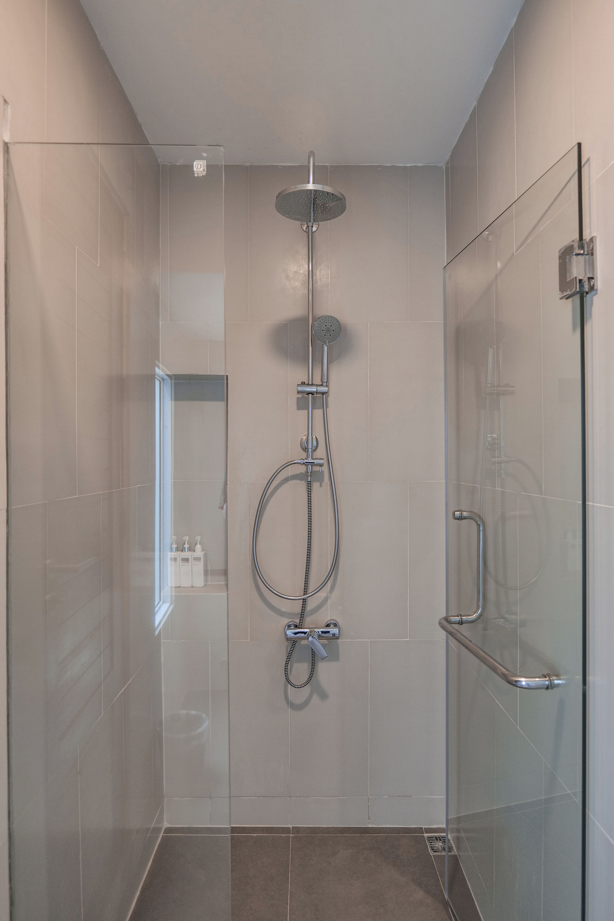 garden view - hill suite | bathroom | shower, eco-friendly toiletries, hair dryer, bathrobes