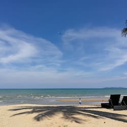 Plage privée, chaises longues, parasols, serviettes de plage