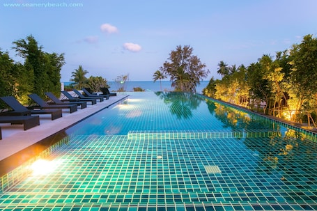 Una piscina al aire libre, camas de piscina gratis, sombrillas