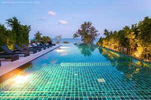 Una piscina al aire libre, cabañas de piscina gratuitas, sombrillas