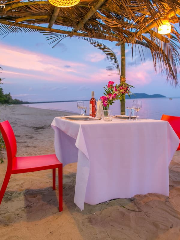 Breakfast, lunch, dinner served; Thai cuisine, sea views