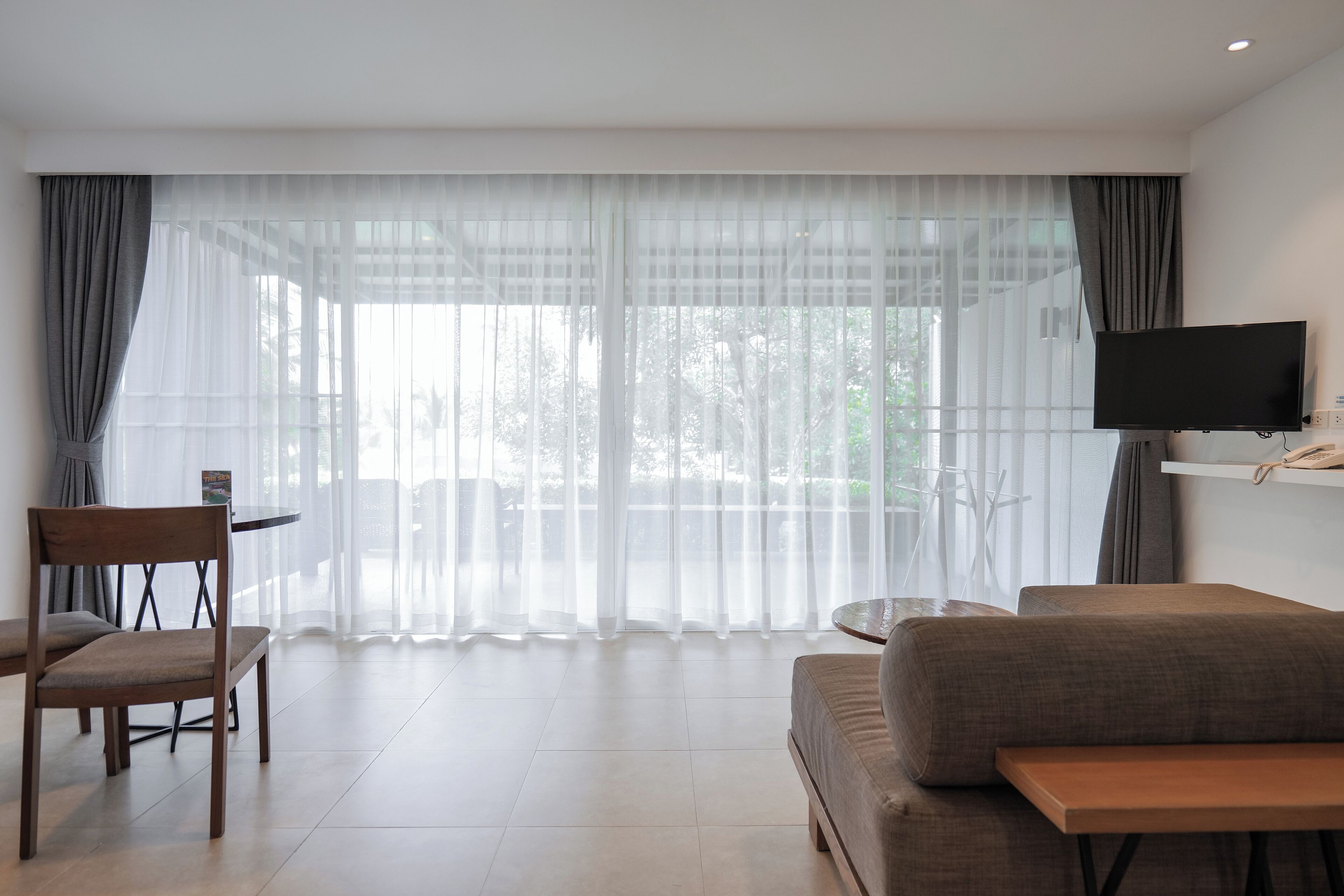 garden view - hill suite | living area | 32-inch smart tv with satellite channels, tv