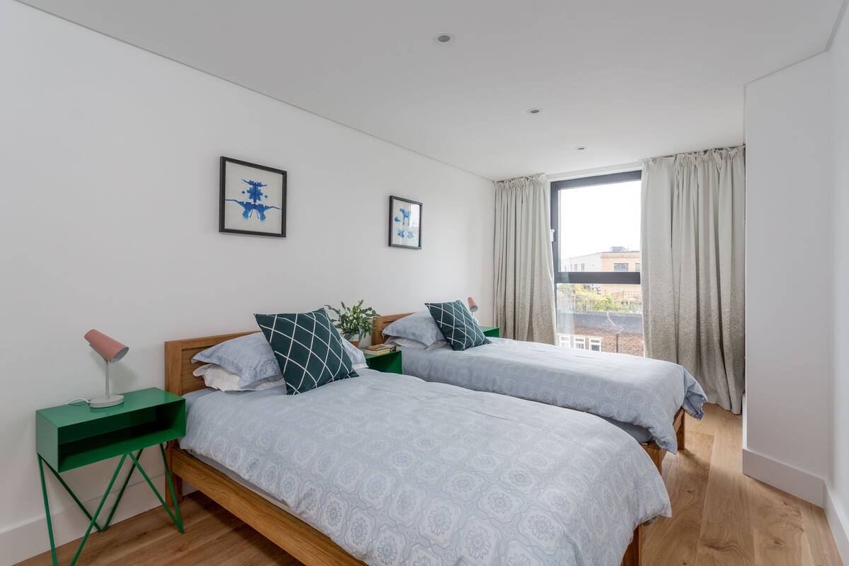 Deluxe Apartment, 2 Bedrooms, 2 Bathrooms | Premium bedding, iron/ironing board, cots/infant beds, free WiFi