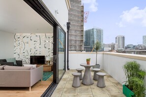 Living room - Cuckooz Aldgate East Apartments (London)