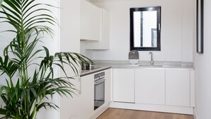 Departamento Deluxe, 1 habitación | Cocina privada | Refrigerador, microondas, horno y tetera eléctrica 