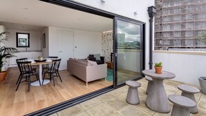 Penthouse, 2 habitaciones, 2 baños (Roof Terrace) | Área de sala de estar | Televisión de pantalla plana 