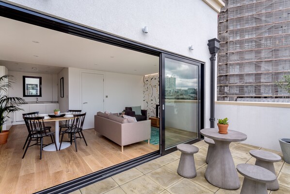 Penthouse, 2 Schlafzimmer, 2 Bäder (Roof Terrace) | Wohnbereich | Flachbildfernseher