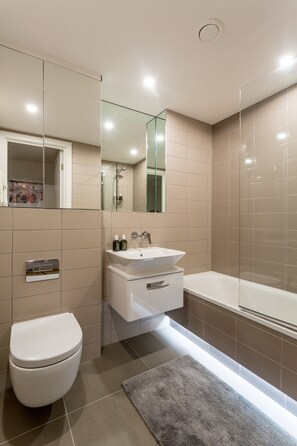 Articles de toilette gratuits, sèche-cheveux, serviettes fournies