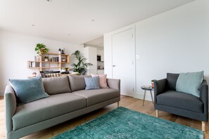 Penthouse, 2 slaapkamers, 2 badkamers (Roof Terrace) | Woonkamer | Flatscreentelevisie