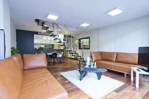 Nhà Duplex tiện nghi đơn giản, 3 phòng ngủ, hiên, tầng trệt | Khu phòng khách | TV màn hình phẳng 32-inch có truyền hình cáp, TV 