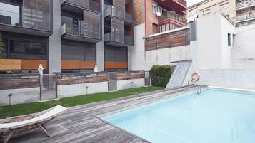 Piscina a l'aire lliure (horari: 10:00-20:00) i para-sols