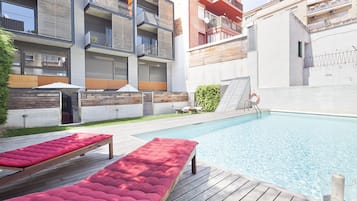 Piscina a l'aire lliure (horari: 10:00-20:00) i para-sols