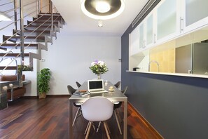 Nhà Duplex tiện nghi đơn giản, 3 phòng ngủ, hiên, tầng trệt | Khu vực ăn uống tại phòng