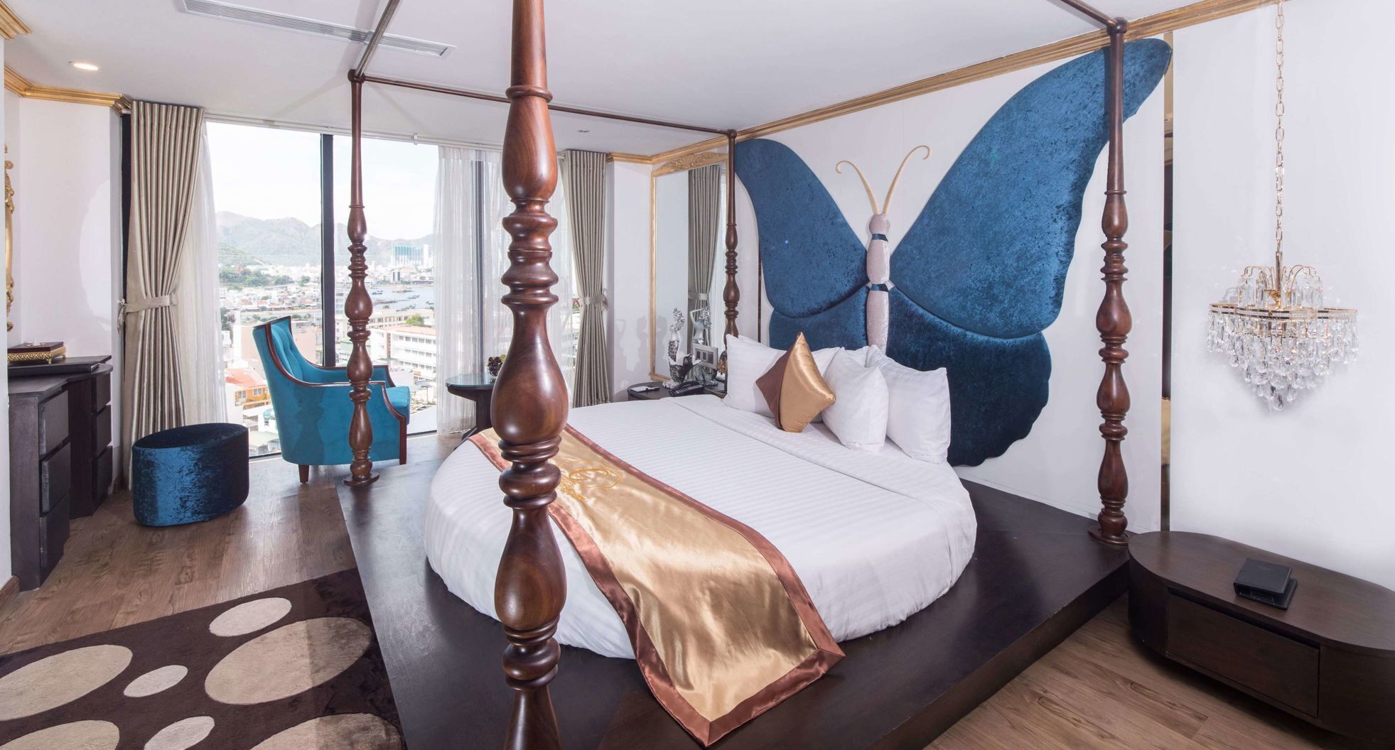 Minibar, caja de seguridad en la habitación y escritorio 