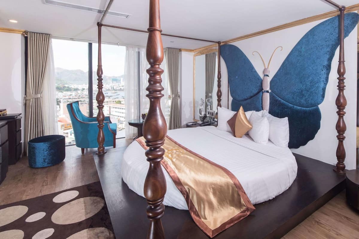 Minibar, in-room safe, desk, laptop workspace