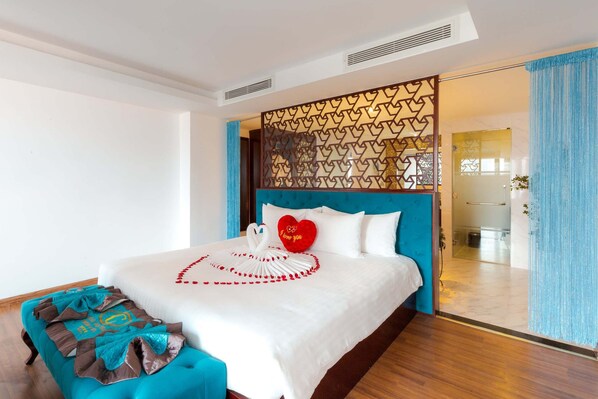 Premier Suite | Minibar, in-room safe, desk, laptop workspace