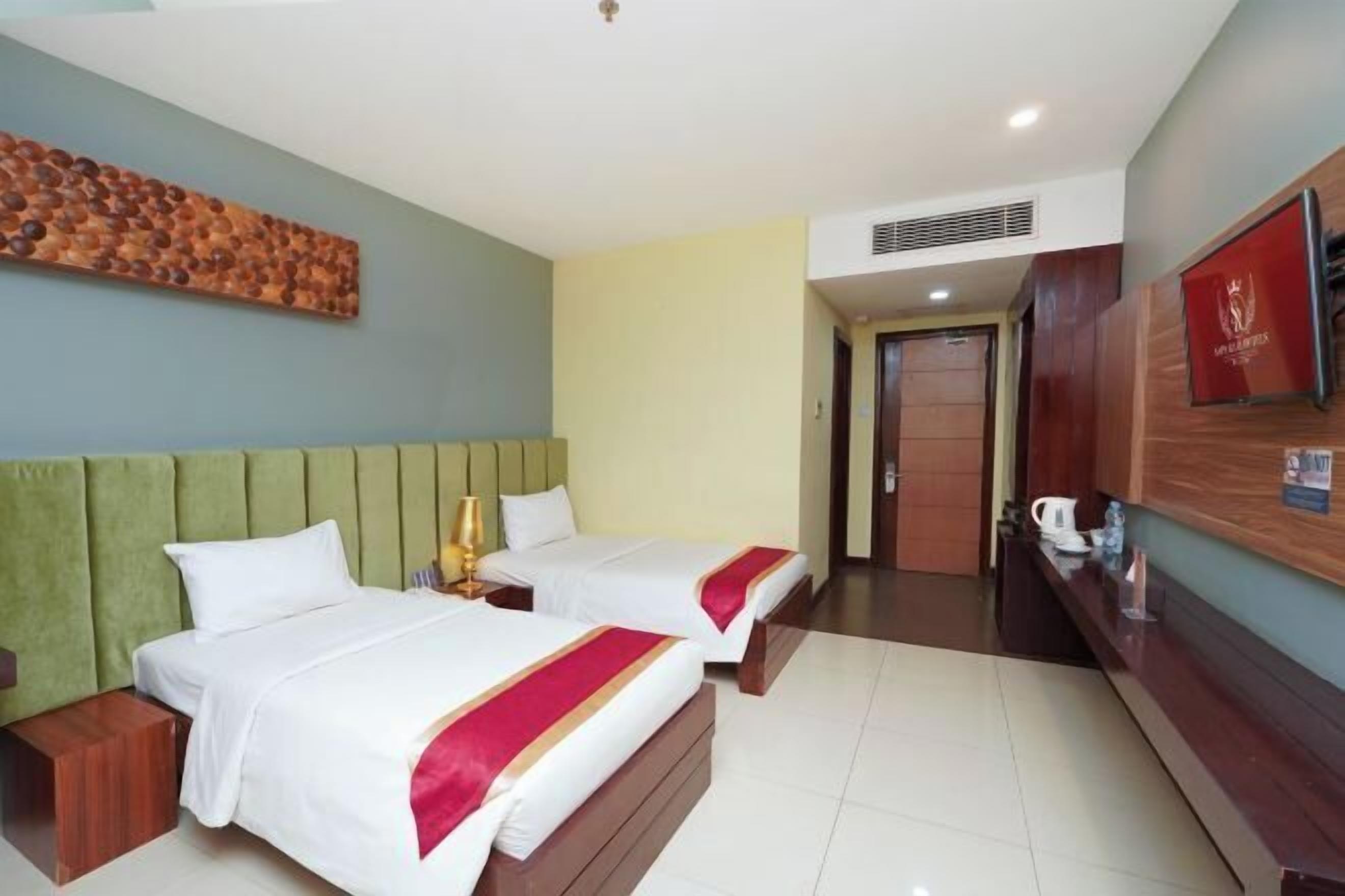 Een kluis op de kamer, een bureau, gratis wifi, beddengoed