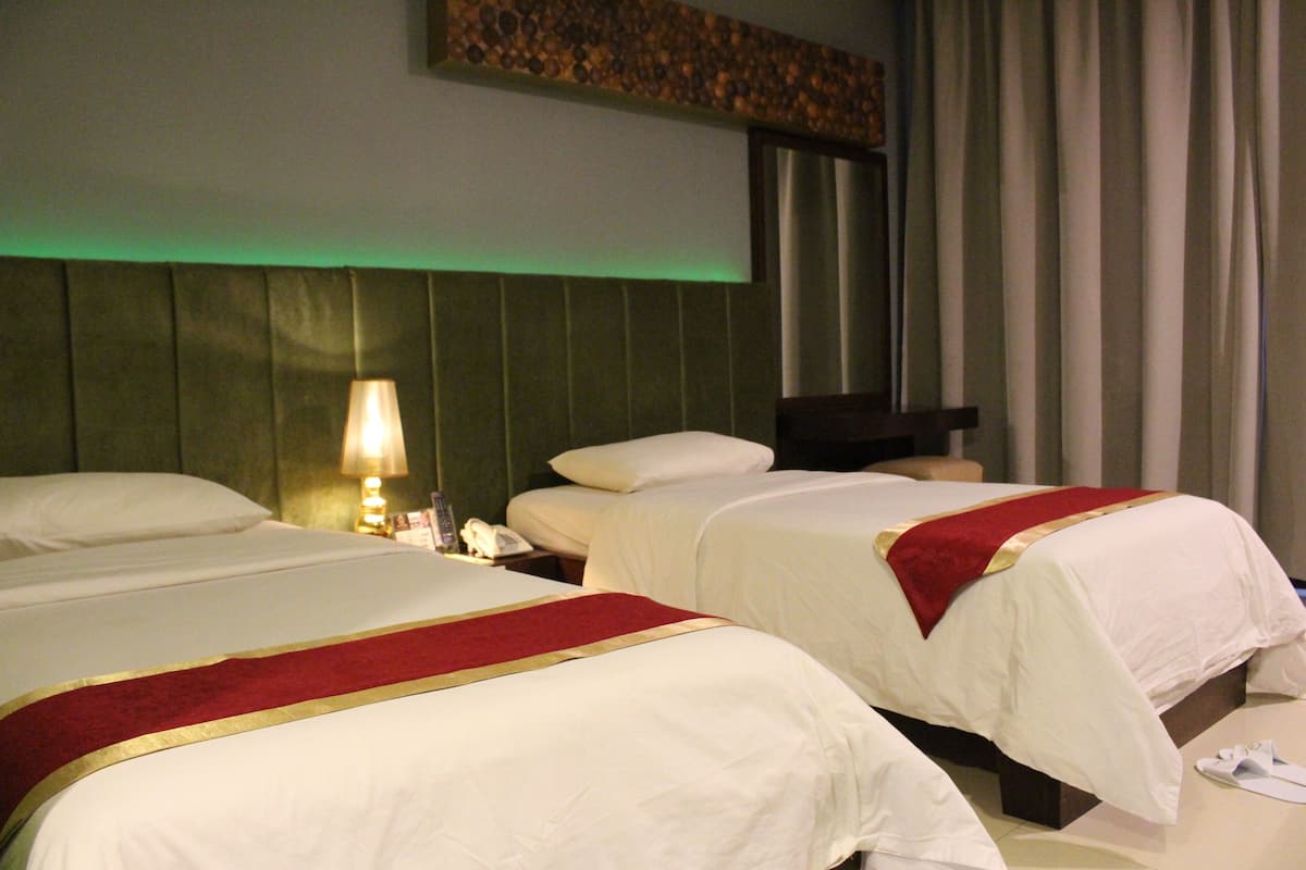 Deluxe Twin kamer, 1 slaapkamer | Een kluis op de kamer, een bureau, gratis wifi, beddengoed